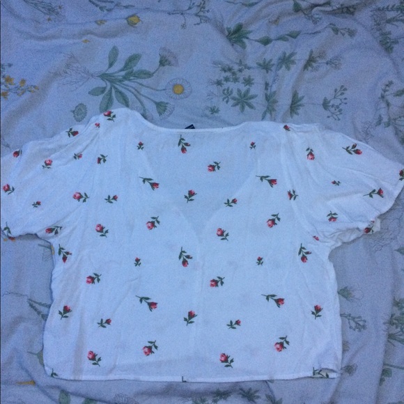 Forever 21 Flower Crop Top in a size Large - Picture 2 of 3